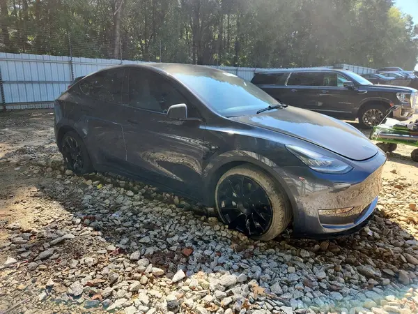 5YJYGDEE8MF263001 — 2021 Tesla Model Y, фото 4 с аукциона Copart, Мелкие вмятины и царапины
