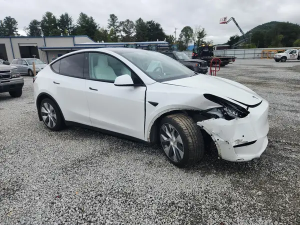 5YJYGDEE5MF064374 — 2021 Tesla Model Y, фото 4 с аукциона Copart, Передняя часть