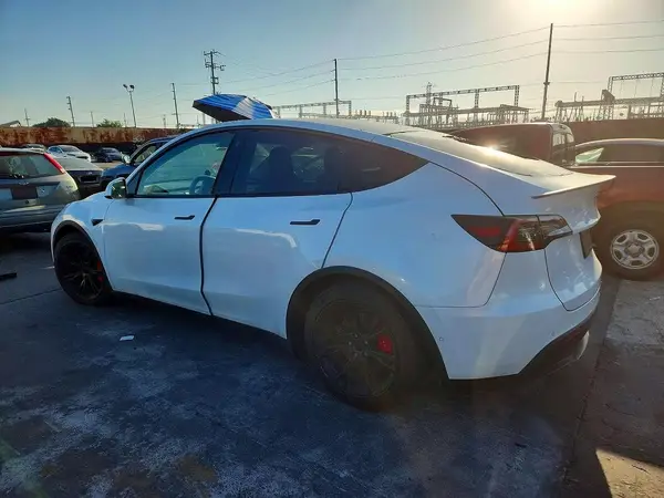 5YJYGDEF0MF124487 — 2021 Tesla Model Y, фото 2 с аукциона Copart, Вандализм