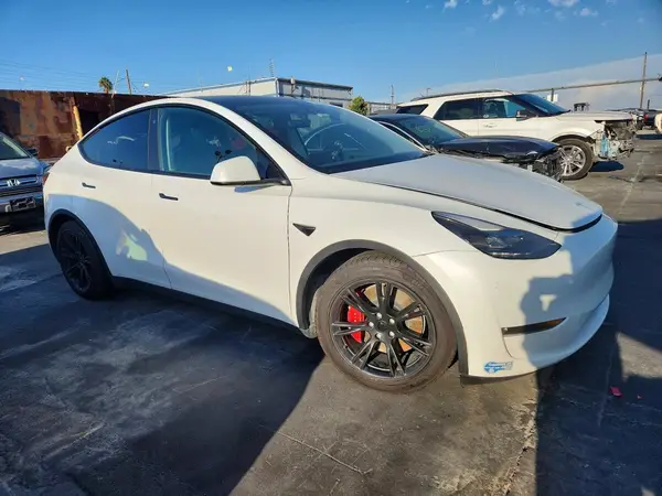 5YJYGDEF0MF124487 — 2021 Tesla Model Y, фото 4 с аукциона Copart, Вандализм
