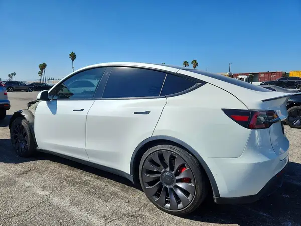 5YJYGDEF7MF211822 — 2021 Tesla Model Y, фото 2 с аукциона Copart, Передняя часть