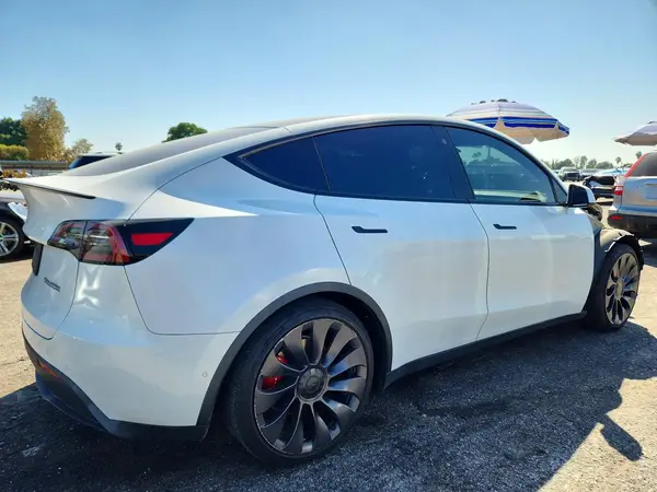 5YJYGDEF7MF211822 — 2021 Tesla Model Y, фото 3 с аукциона Copart, Передняя часть