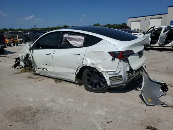 7SAYGAEE1NF329679 — 2022 Tesla Model Y, фото 2 с аукциона Copart 08.10.2026, Повреждения со всех сторон