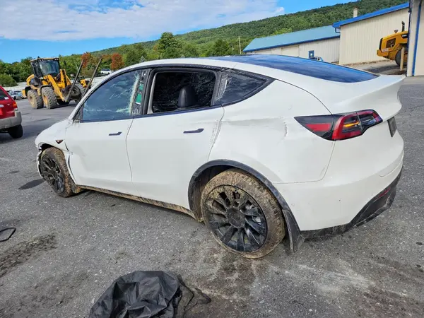7SAYGDEEXNF393401 — 2022 Tesla Model Y, фото 2 с аукциона Copart 06.10.2026, Повреждения со всех сторон