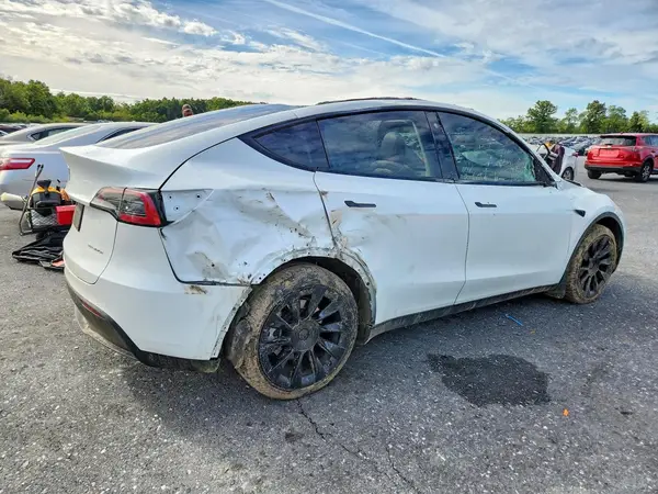 7SAYGDEEXNF393401 — 2022 Tesla Model Y, фото 3 с аукциона Copart 06.10.2026, Повреждения со всех сторон
