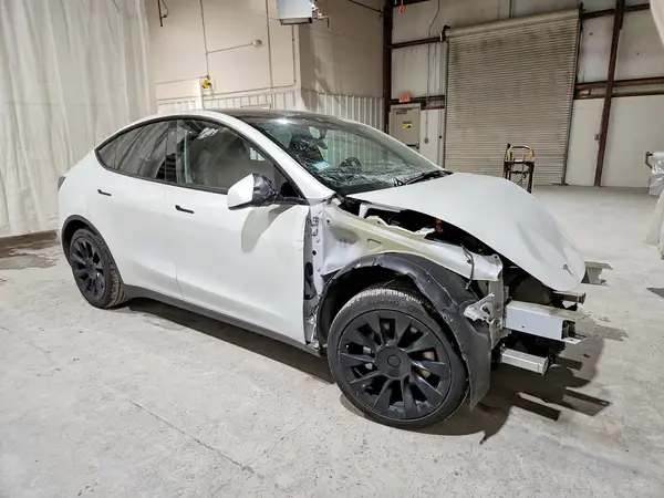 7SAYGAEE1NF518882 — 2022 Tesla Model Y, фото 4 с аукциона Copart, Передняя часть