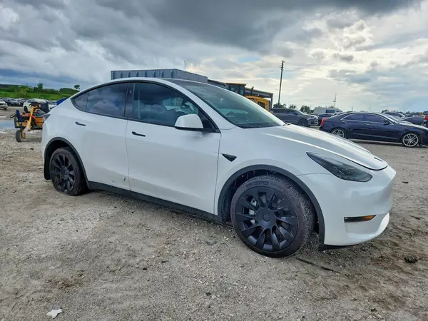 7SAYGDEE6PF854161 — 2023 Tesla Model Y, фото 4 с аукциона Copart, Боковая часть