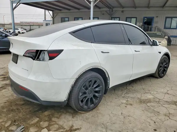 7SAYGAEE6PF660907 — 2023 Tesla Model Y, фото 3 с аукциона Copart, Боковая часть