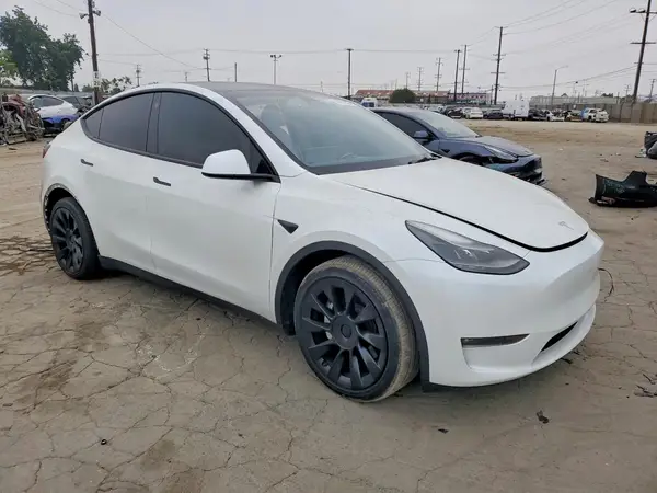 7SAYGAEE6PF660907 — 2023 Tesla Model Y, фото 4 с аукциона Copart, Боковая часть