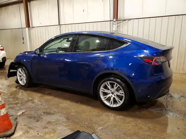 7SAYGDEEXPF670986 — 2023 Tesla Model Y, фото 2 с аукциона Copart 13.10.2026, Передняя часть