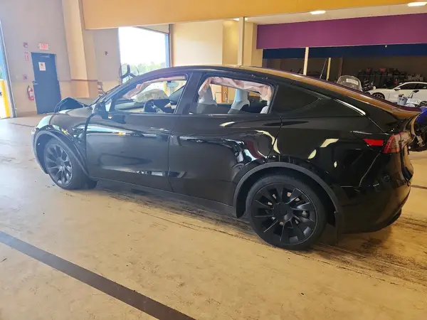 7SAYGAEE9PF968010 — 2023 Tesla Model Y, фото 2 с аукциона Copart, Передняя часть