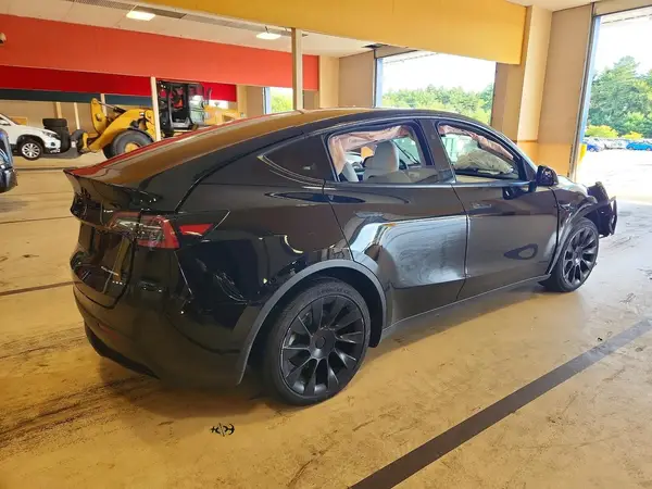 7SAYGAEE9PF968010 — 2023 Tesla Model Y, фото 3 с аукциона Copart, Передняя часть