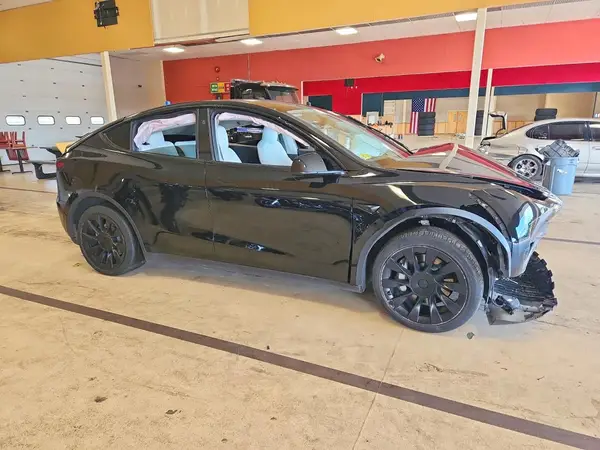 7SAYGAEE9PF968010 — 2023 Tesla Model Y, фото 4 с аукциона Copart, Передняя часть