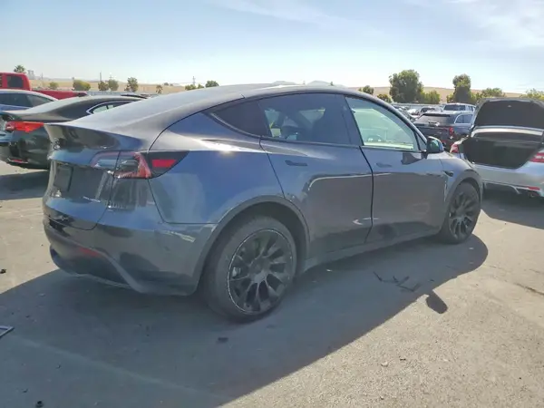 7SAYGAEE0PF833918 — 2023 Tesla Model Y, фото 3 с аукциона Copart, Передняя часть
