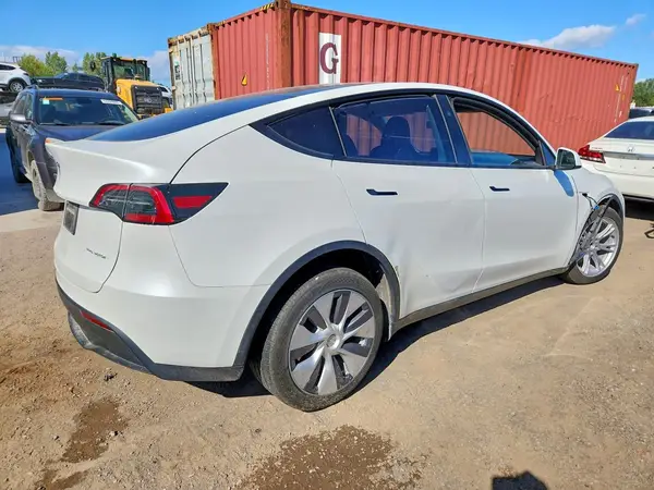 7SAYGDEE8RF046185 — 2024 Tesla Model Y, фото 3 с аукциона Copart 08.10.2026, Боковая часть