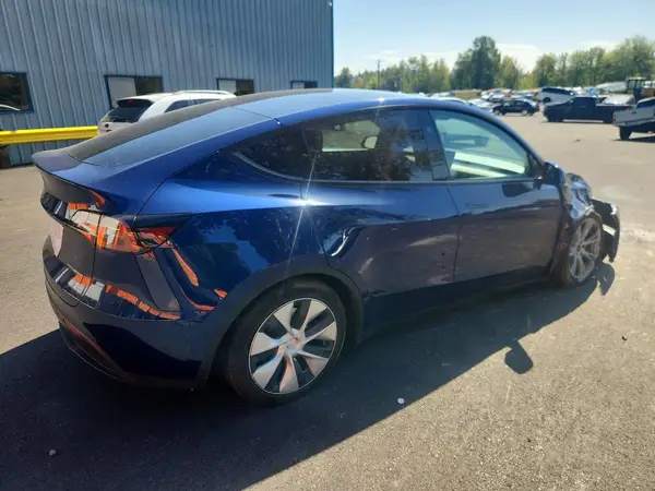 7SAYGAEE9RF981651 — 2024 Tesla Model Y, фото 3 с аукциона Copart, Передняя часть