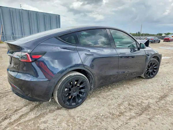 7SAYGDEE5RA218511 — 2024 Tesla Model Y, фото 3 с аукциона Copart, Передняя часть