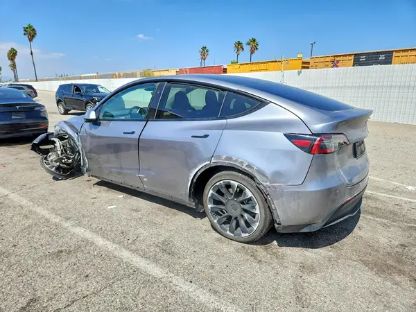 7SAYGDEE8RA293980 — 2024 Tesla Model Y, фото 2 с аукциона Copart, Передняя часть