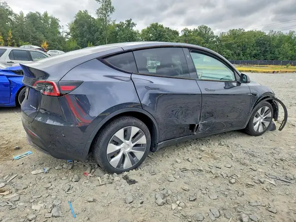 7SAYGDEE3RA275936 — 2024 Tesla Model Y, фото 3 с аукциона Copart, Боковая часть