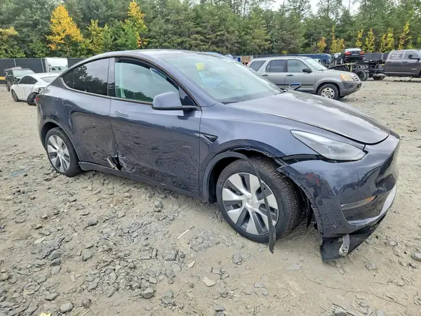 7SAYGDEE3RA275936 — 2024 Tesla Model Y, фото 4 с аукциона Copart, Боковая часть