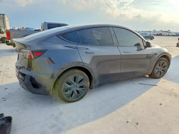 7SAYGDEE1RA253319 — 2024 Tesla Model Y, фото 3 с аукциона Copart, Передняя часть