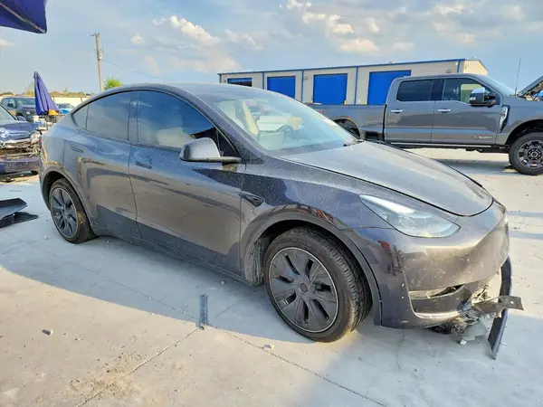7SAYGDEE1RA253319 — 2024 Tesla Model Y, фото 4 с аукциона Copart, Передняя часть
