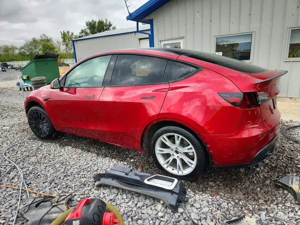 2024 TESLA MODEL Y VIN 7SAYGDEEXRA264870 фото 2
