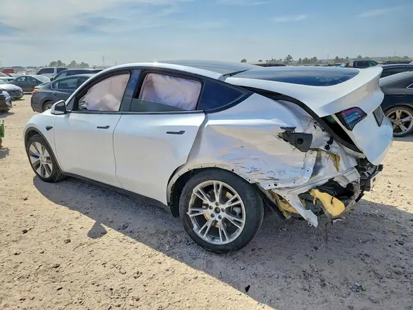 2024 TESLA MODEL Y VIN 7SAYGDEE9RA269767 фото 2