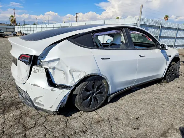 7SAYGDED4RF105675 — 2024 Tesla Model Y, фото 3 с аукциона Copart, Передняя часть