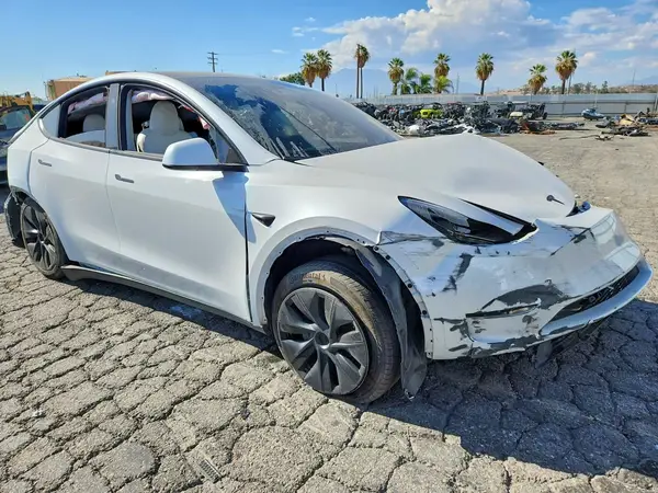 7SAYGDED4RF105675 — 2024 Tesla Model Y, фото 4 с аукциона Copart, Передняя часть
