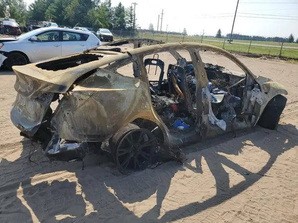 7SAYGAEEXSF262561 — 2025 Tesla Model Y, фото 3 с аукциона Copart 14.10.2026, Пожар