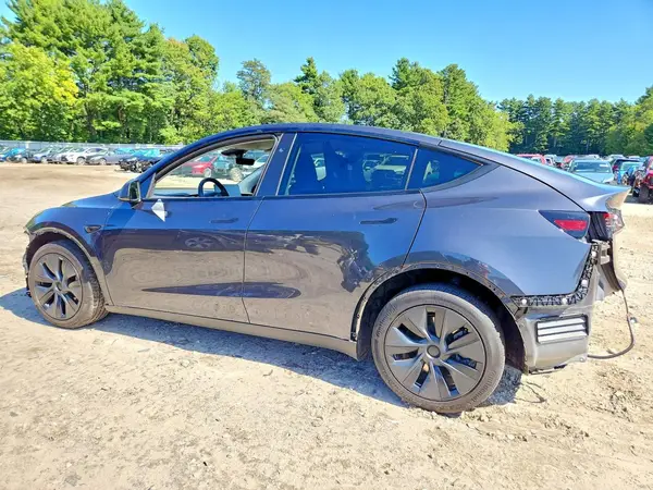7SAYGAEE8SF241899 — 2025 Tesla Model Y, фото 2 с аукциона Copart, Передняя часть