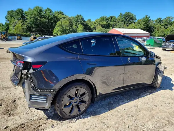 7SAYGAEE8SF241899 — 2025 Tesla Model Y, фото 3 с аукциона Copart, Передняя часть