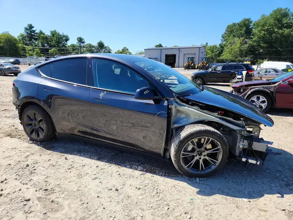 7SAYGAEE8SF241899 — 2025 Tesla Model Y, фото 4 с аукциона Copart, Передняя часть