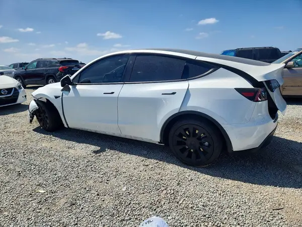 7SAYGDED5SF313232 — 2025 Tesla Model Y, фото 2 с аукциона Copart, Передняя часть