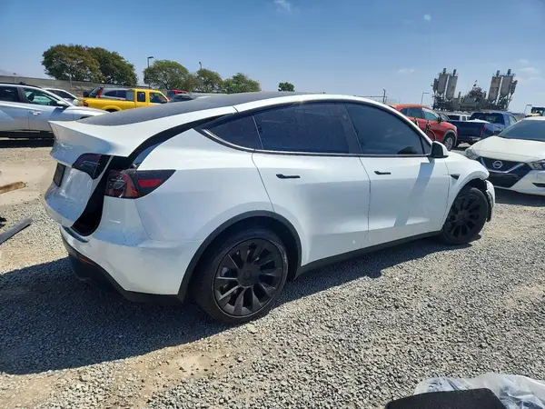 7SAYGDED5SF313232 — 2025 Tesla Model Y, фото 3 с аукциона Copart, Передняя часть