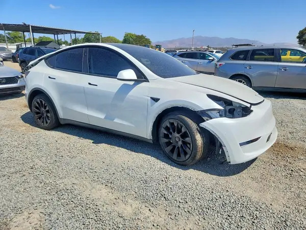 7SAYGDED5SF313232 — 2025 Tesla Model Y, фото 4 с аукциона Copart, Передняя часть