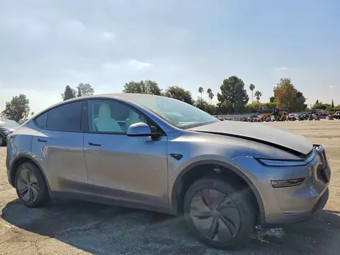 2026 Tesla Model Y VIN 7SAYGDEE9TF336586 фото 4