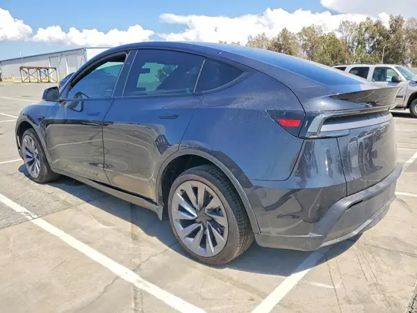 7SAYGDEE1TF602991 — 2026 Tesla Model Y, фото 2 с аукциона Copart, Мелкие вмятины и царапины