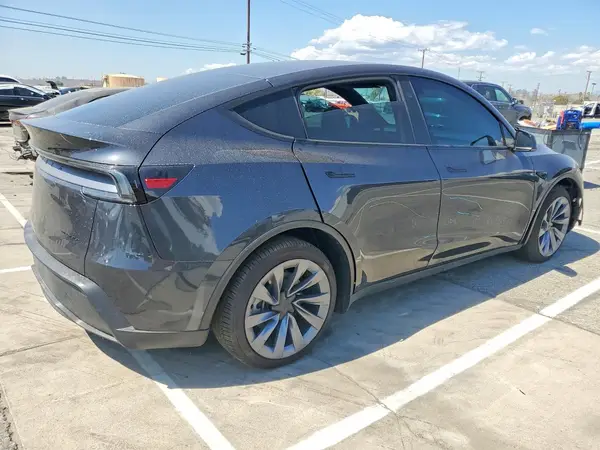 7SAYGDEE1TF602991 — 2026 Tesla Model Y, фото 3 с аукциона Copart, Мелкие вмятины и царапины