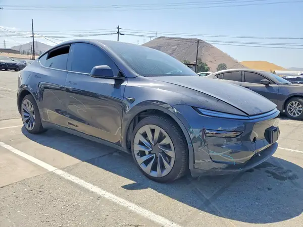 7SAYGDEE1TF602991 — 2026 Tesla Model Y, фото 4 с аукциона Copart, Мелкие вмятины и царапины
