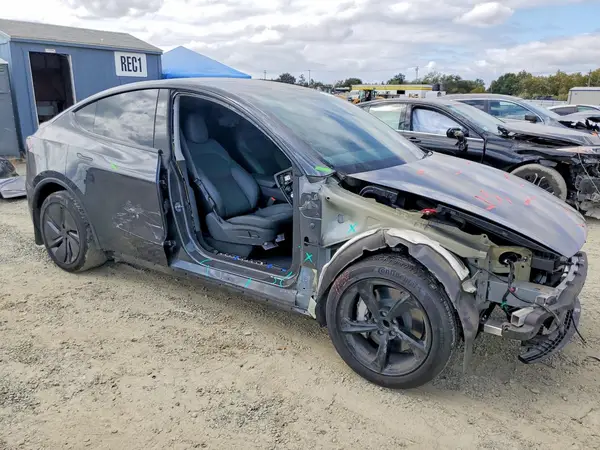 7SAYGDED7TF456300 — 2026 Tesla Model Y, фото 4 с аукциона Copart 29.09.2026, Боковая часть