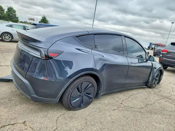 7SAYGDEE3TF637337 — 2026 Tesla Model Y, фото 3 с аукциона Copart, Передняя часть