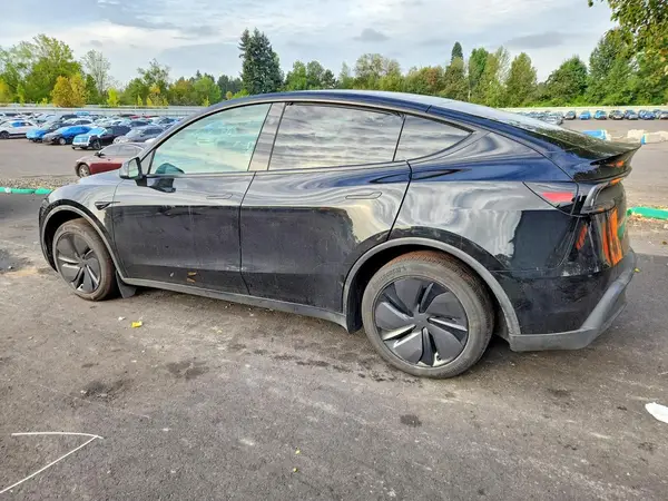 7SAYGDEDXTF431035 — 2026 Tesla Model Y, фото 2 с аукциона Copart, Мелкие вмятины и царапины