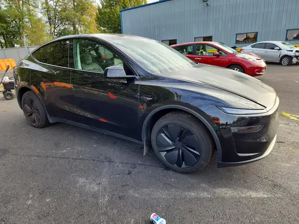 7SAYGDEDXTF431035 — 2026 Tesla Model Y, фото 4 с аукциона Copart, Мелкие вмятины и царапины