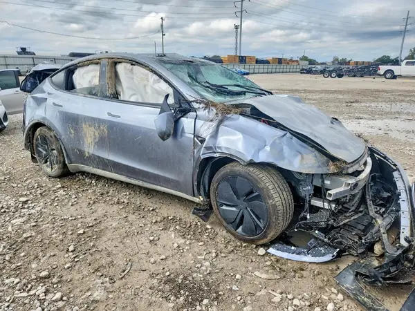7SAYGDEE9TA693196 — 2026 Tesla Model Y, фото 4 с аукциона Copart, Опрокидывание