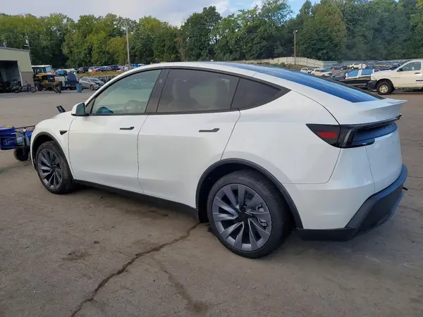 7SAYGDEE9TA699371 — 2026 Tesla Model Y, фото 2 с аукциона Copart, Передняя часть