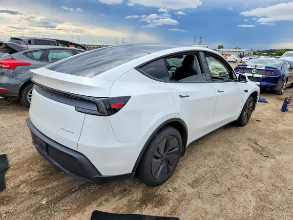 7SAYGDEEXTA582155 — 2026 Tesla Model Y, фото 3 с аукциона Copart, Передняя часть