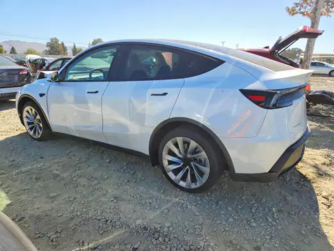 2026 Tesla Model Y VIN 7SAYGDEE8TF330133 фото 2
