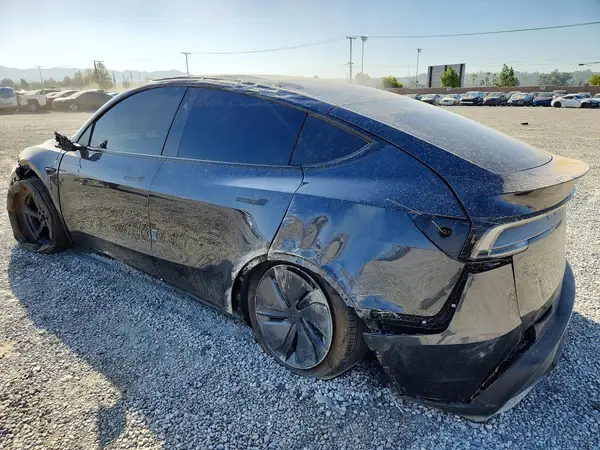 7SAYGDED0TF621877 — 2026 Tesla Model Y, фото 2 с аукциона Copart, Опрокидывание